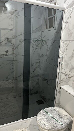 Regadera, secadora de cabello, jabón, shampoo 
