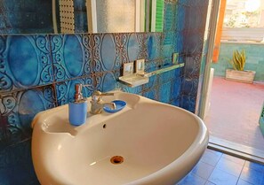 Hårtork, bidé, handdukar och tvål