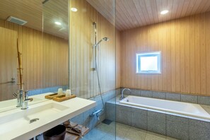 Familienchalet | Badezimmer | Haartrockner, Hausschuhe