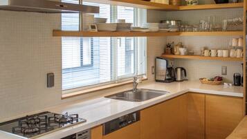 Familjestuga | Eget kök | Stort kylskåp, mikrovågsugn, spishäll och diskmaskin