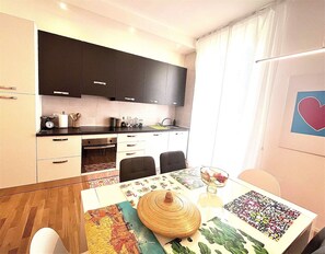 Kühlschrank, Ofen, Herdplatte, Geschirrspüler