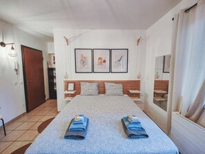 1 quarto, cofres nos quartos, escrivaninha