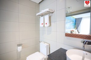 Shower, rainfall showerhead, free toiletries, hair dryer