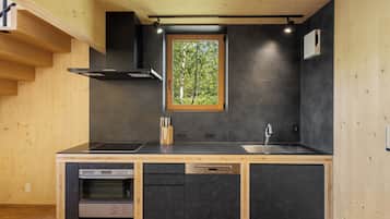Comfort Villa | Private kitchen | Full-sized fridge, microwave, oven, stovetop
