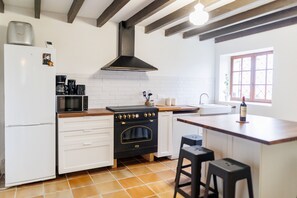 ثلاجة، ميكروويف، فرن، موقد طهي مسطح