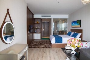 Deluxe-værelse | 1 soveværelse, minibar, pengeskab på værelset, skrivebord