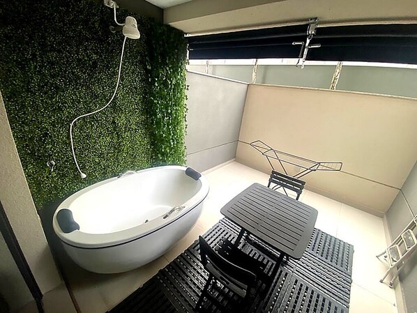 Haartrockner, Handtücher, Seife, Toilettenpapier