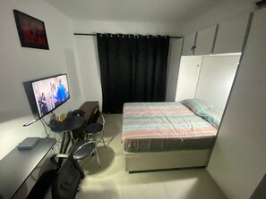 1 habitación, tabla de planchar con plancha, wifi gratis y ropa de cama