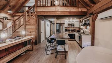 Cabin, 3 Bedrooms | Private kitchen | Fridge, oven, coffee/tea maker, toaster