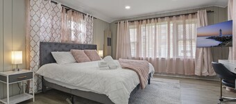 Charming Retreat In The Heart Of Des Plaines 3 Bedroom Residence by RedAwning