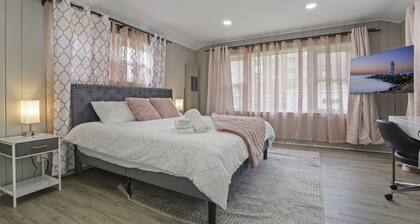 Charming Retreat In The Heart Of Des Plaines 3 Bedroom Residence by RedAwning