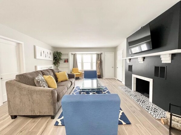 Living area - Muskegon Cozy Cutler Cottage. (Muskegon)