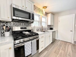 Private kitchen - Muskegon Cozy Cutler Cottage. (Muskegon)