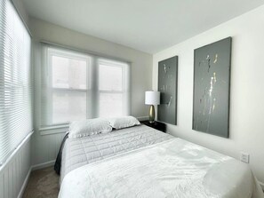 3 bedrooms, WiFi, bed sheets - Muskegon Cozy Cutler Cottage. (Muskegon)