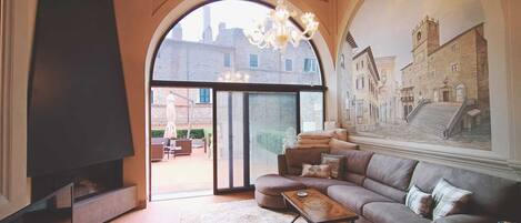 TV connectée, cheminée, lecteur de DVD