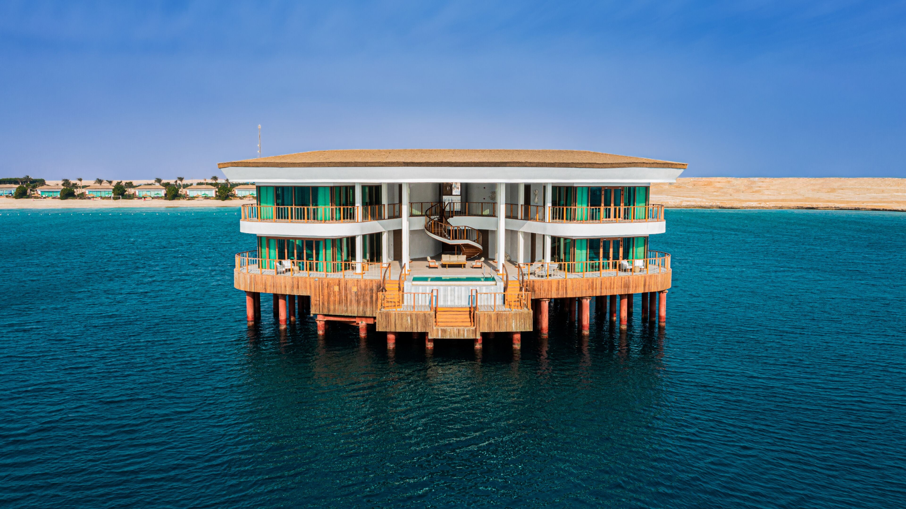 Minibar, cortinas blackout, tabla de planchar con plancha y wifi gratis 