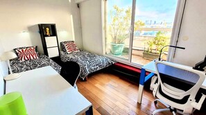 3 habitaciones, escritorio, tabla de planchar con plancha y wifi gratis