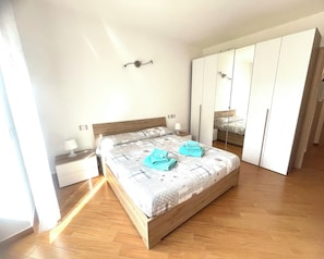 2 bedrooms, iron/ironing board, travel cot, free WiFi