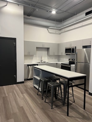 Condo família, 4 quartos, banheiro privativo, vista para a cidade | Cozinha privada | Geladeira, micro-ondas, cooktop, lava-louças