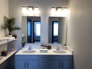Signature Condo, 4 Bedrooms, Non Smoking, City View | Bathroom