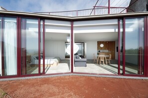 2 chambres, coffre-fort, fer et planche à repasser, lit de bébé portatif