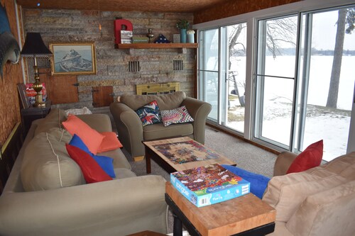 Spacious Retreat on Kelly Lake that will accommodate the entire family!