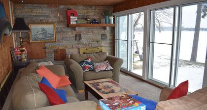 Spacious Retreat on Kelly Lake that will accommodate the entire family!