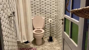 提供毛巾、番梘、廁紙