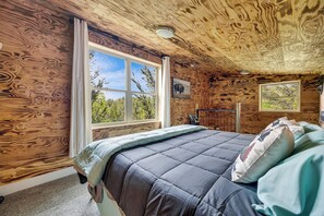 1 bedroom, bed sheets - Off-Grid Tiny House Treehouse, re-live your childhood fantasy and dream! (Divide)