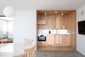 Réfrigérateur, four à micro-ondes, un four, surface de cuisson