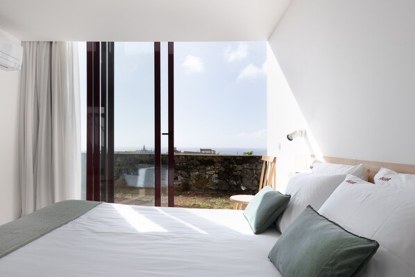 2 makuuhuonetta, tallelokero huoneessa, silitysrauta/-lauta