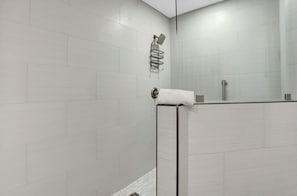 Shower, jetted tub, towels