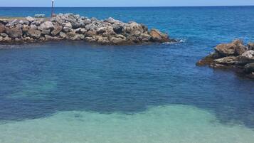 Playa privada en los alrededores, arena blanca