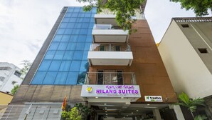 Un edificio con un cartel de Hiland Suites.