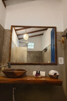 Traditional Suite | Bathroom | Free toiletries