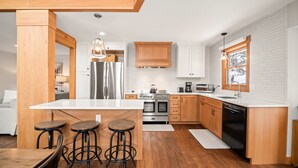 Coffee/tea maker, fridge, microwave, oven - Mtn views & hot tub stargazing minutes from Breck! (Breckenridge)