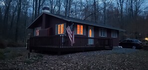 Exterior - Autumn Moon Cabin, a nostalgic & cozy home w/in walking distance to amenities. (Clifton)