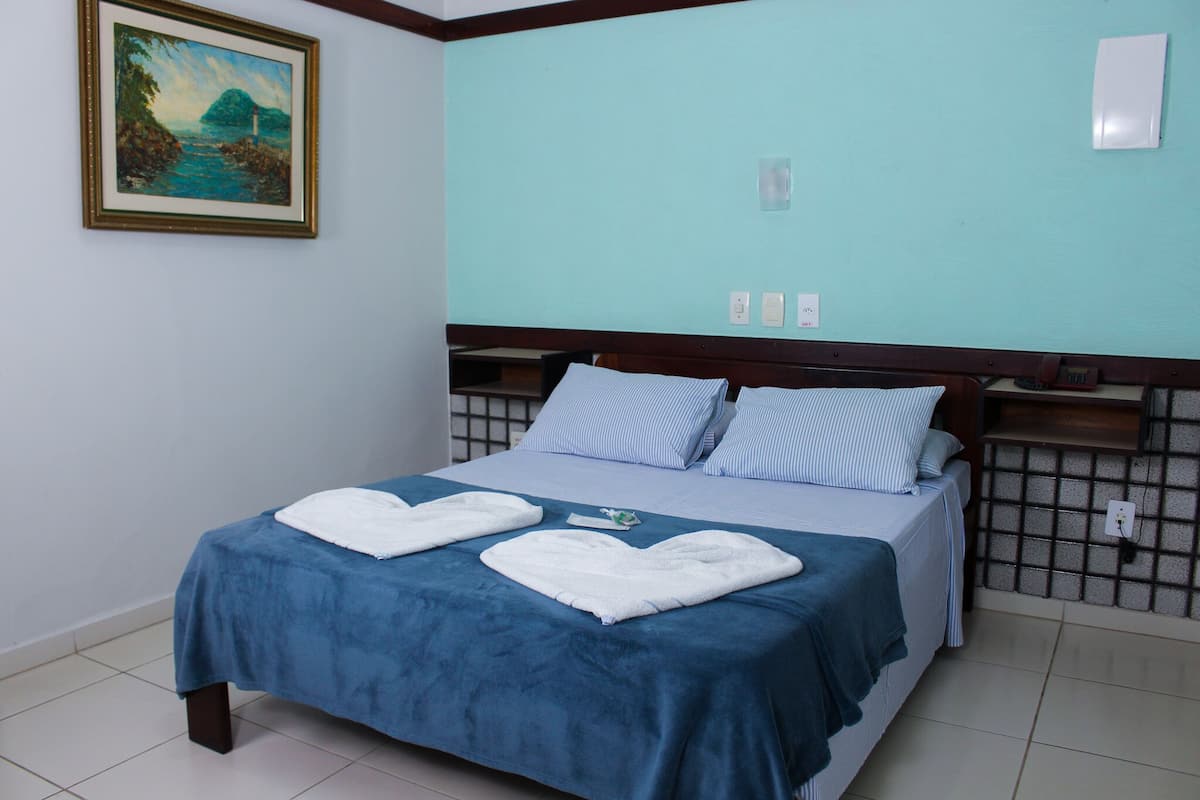 Minibar, free WiFi, bed sheets