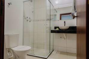 クラシック トリプルルーム シングルベッド 3 台 | バスルーム | バスアメニティ (無料)、石鹸、シャンプー