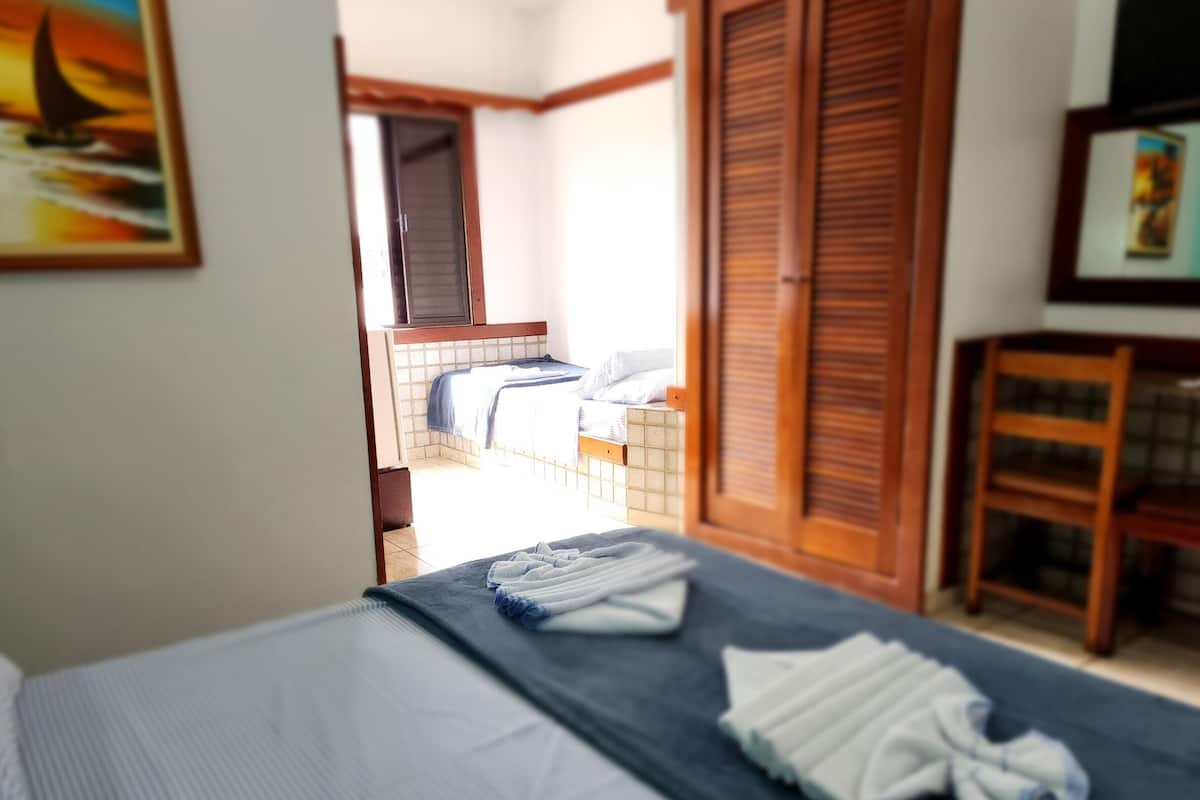 Minibar, free WiFi, bed sheets
