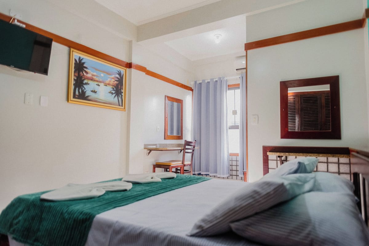 Minibar, free WiFi, bed sheets