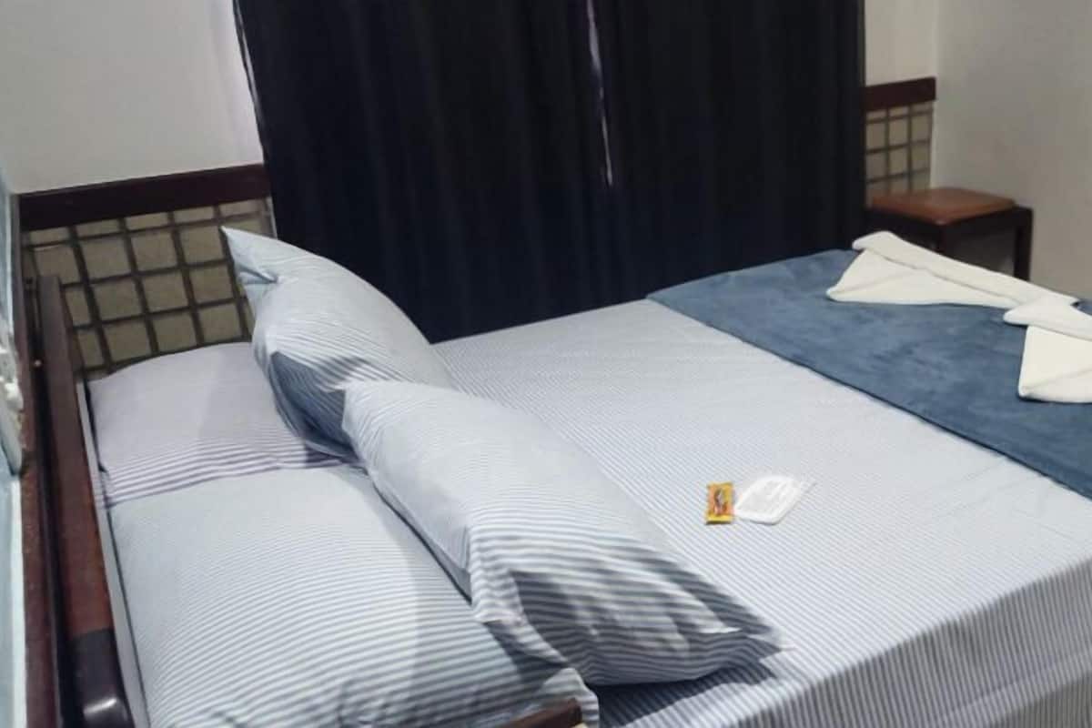 Minibar, free WiFi, bed sheets