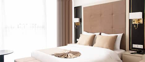 Minibar, coffres-forts dans les chambres, bureau