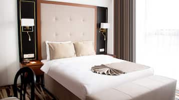 Camera familiare con letto matrimoniale o 2 letti singoli | Minibar, una cassaforte in camera, una scrivania, postazione laptop