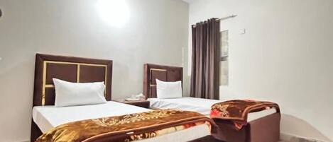 Deluxe tweepersoonskamer | Geluiddichte muren, een strijkplank/strijkijzer, gratis wifi