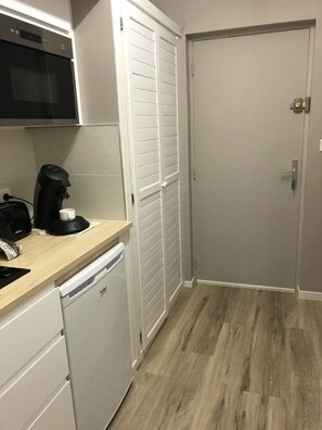 Kylskåp, mikrovågsugn, spishäll och diskmaskin