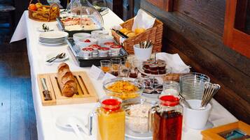Free daily buffet breakfast