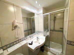 Habitación estándar doble | Baño | Ducha y toallas