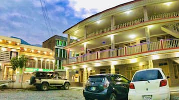 Vista frontal de la propiedad