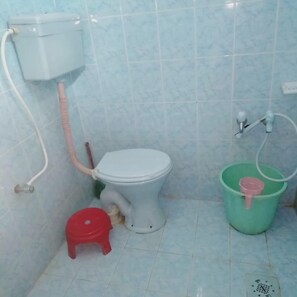 Deluxe Double Room | Bathroom | Shower, designer toiletries, towels, soap - Salmania Family Hotel (Swat)